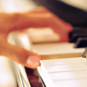 校花的两个奶头被揪得又红又
